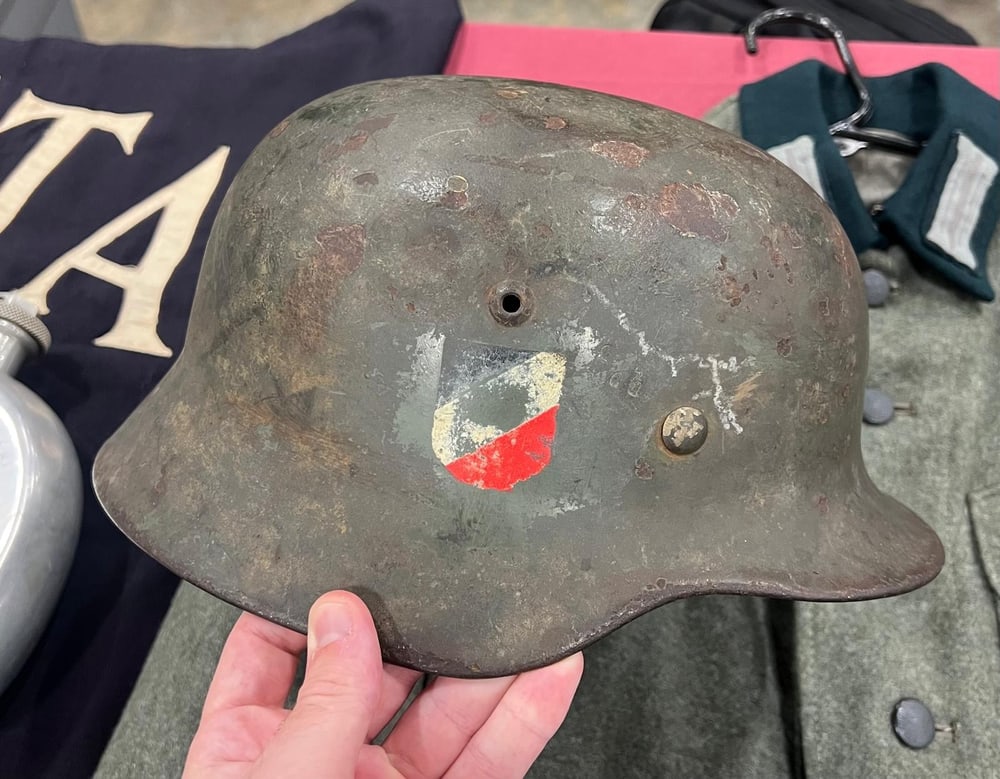 Casco M42 de la Segunda Guerra Mundial con una sola calcomanía, el escudo tricolor, y la pintura original muy gastada por el uso.