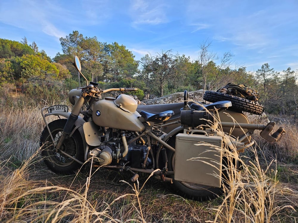 Sidecar Zündapp con bidón y equipo de campaña atado.