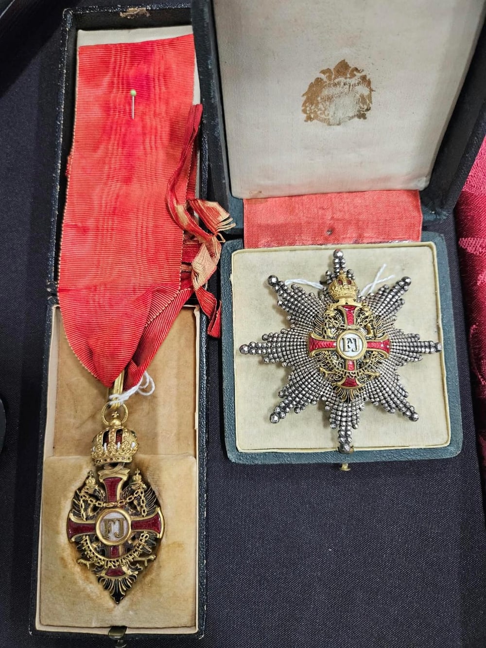 Orden de Francisco José de Austria-Hungría: la cruz de cuello con su cinta roja y la placa, cada una en su estuche original.