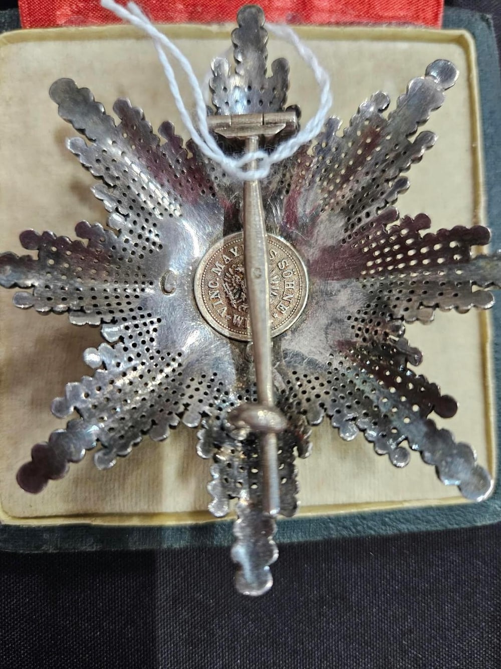 Reverso de la placa de la Orden de Francisco José: el sello del fabricante vienés Vinc. Mayer's Söhne y el alfiler. Es lo primero que se mira para saber si una placa es de época.