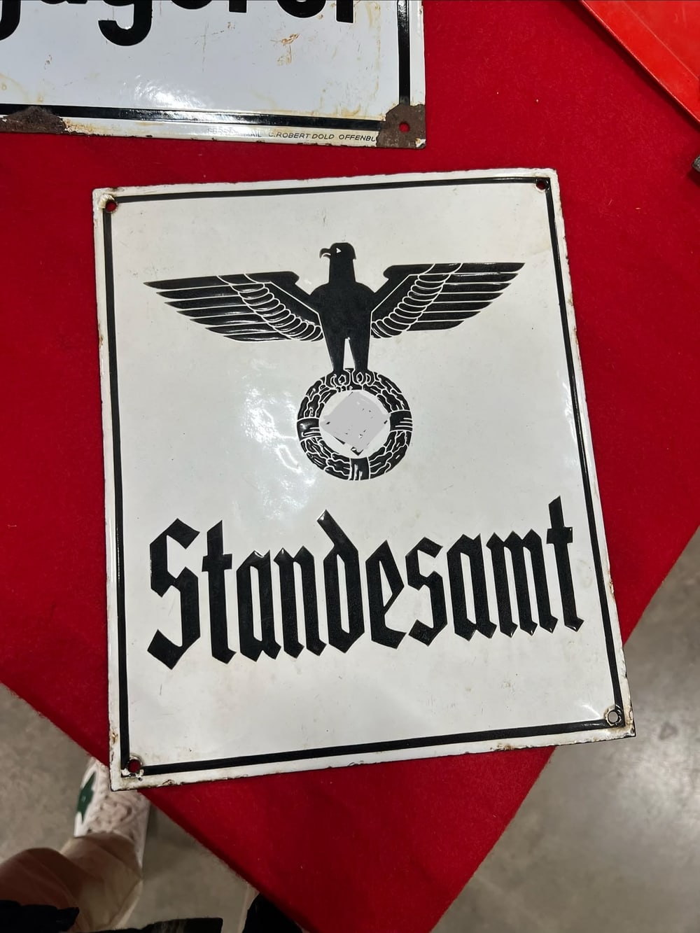Placa esmaltada de época de un registro civil (Standesamt), con el águila; el símbolo va tapado (§ 86a StGB). También compramos placas de calle y de oficina.