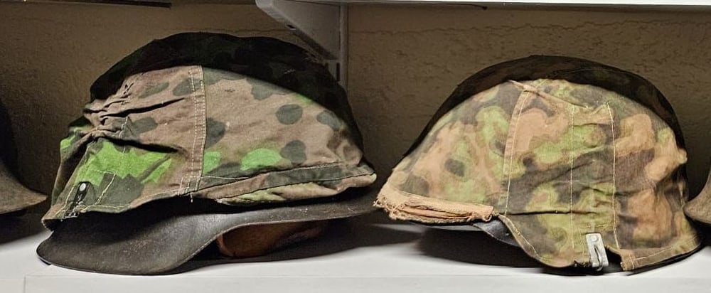 Dos cascos con funda de camuflaje, con la tela original puesta.